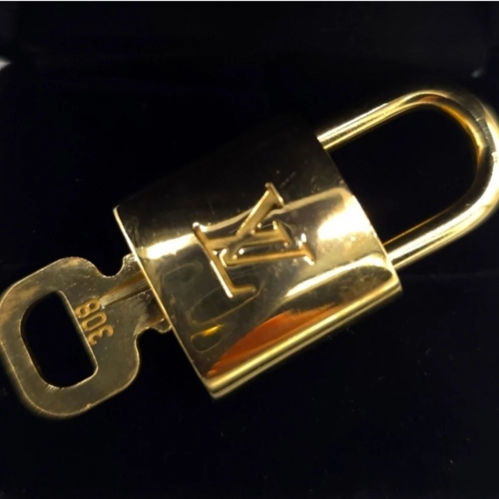 Louis Vuitton Luxurious Gold Lock and Key - Picture 2 of 5